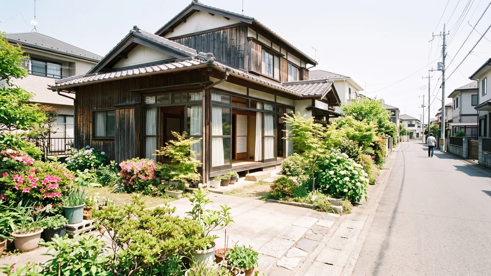 木造住宅の外観と、それに続く前面の道路の様子