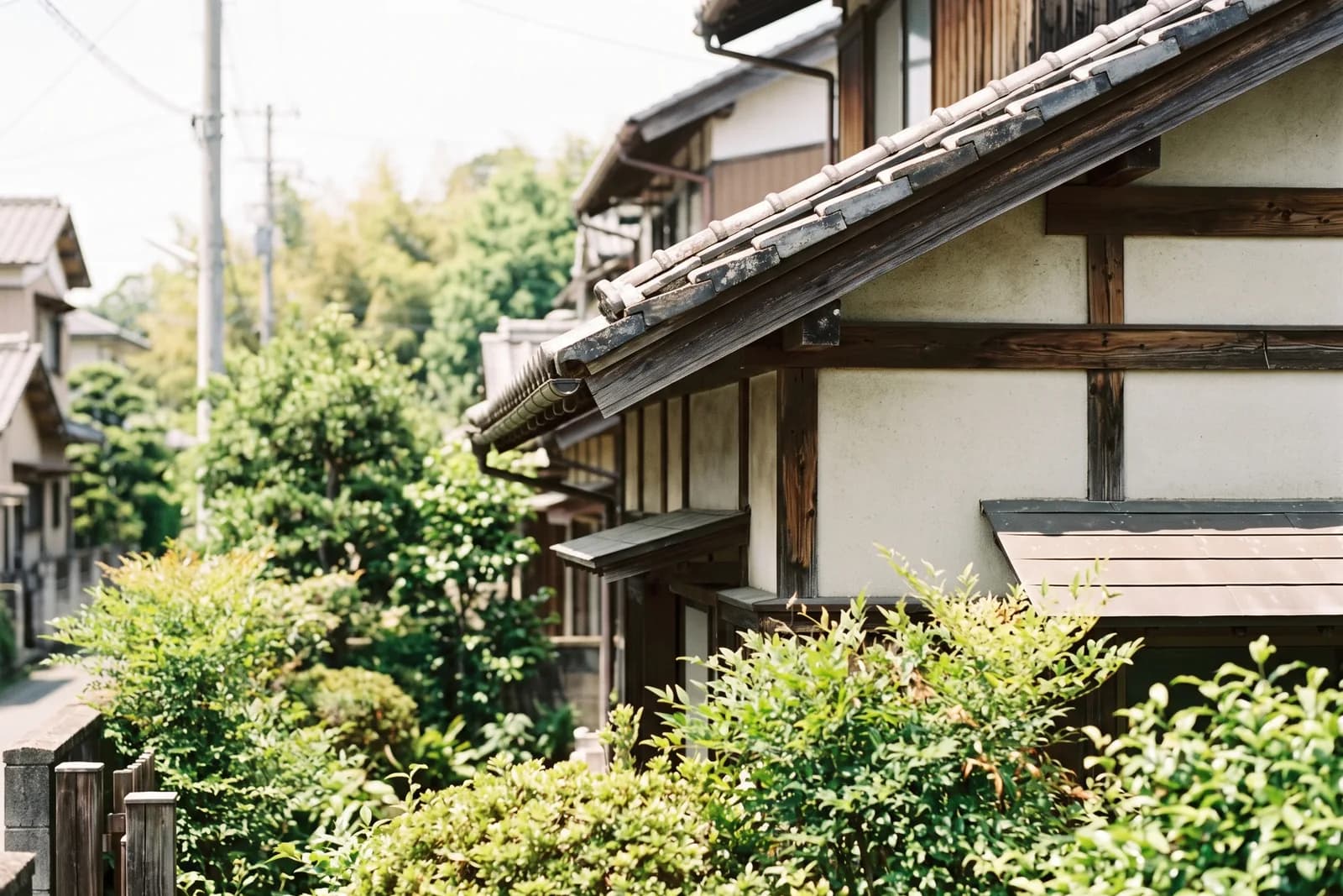 木造住宅の屋根瓦と外壁の一部