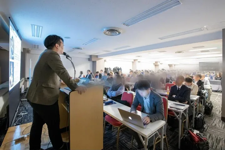不動産投資セミナーで講演するリアテクス代表 藤山